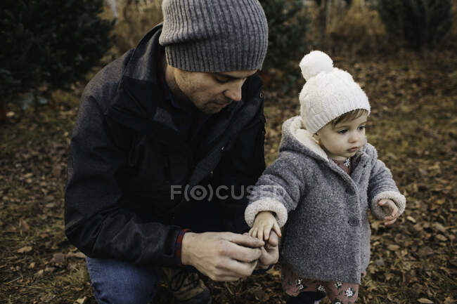 Pai segurando a mão da menina na floresta — Fotografia de Stock