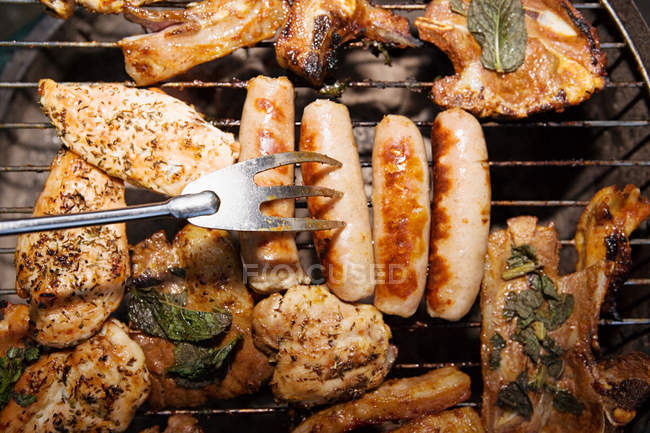 Viande sur une grille de barbecue — Photo de stock