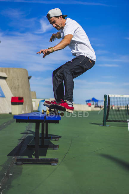 Équilibrage du skateboard sur banc, Montréal, Québec, Canada — Photo de stock