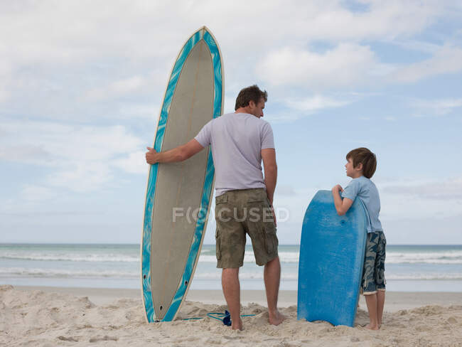 Père et fils avec planche de surf et bodyboard — Photo de stock