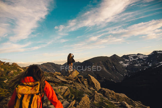 Women on rocky outcrop looking at view, Rocky Mountain National Park, Colorado, USA — Stock Photo