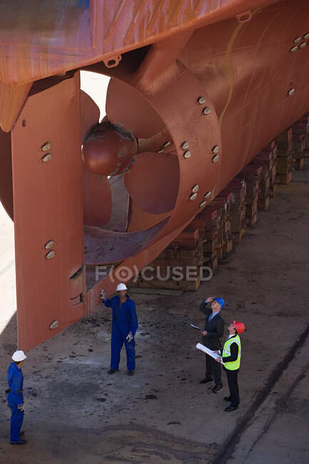 Trabajadores mirando el barco - foto de stock