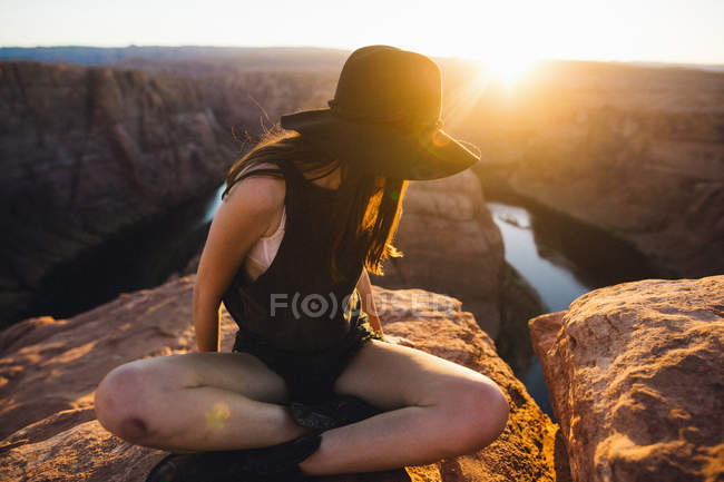 Женщина, смотрящая боком на вид, Horseshoe Bend, Пейдж, Аризона, США — стоковое фото