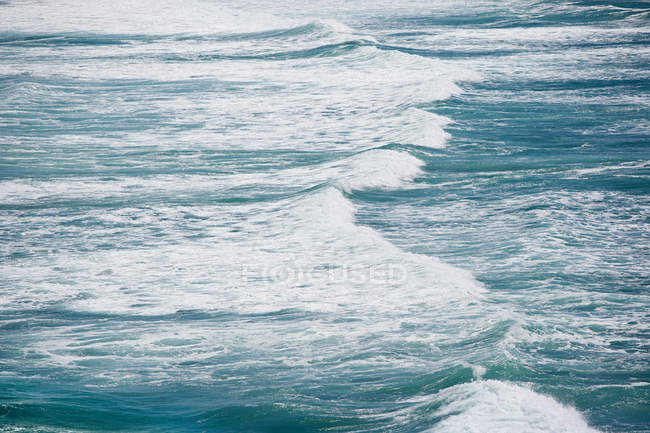 Vista aérea de las olas en la playa de Muriwai - foto de stock