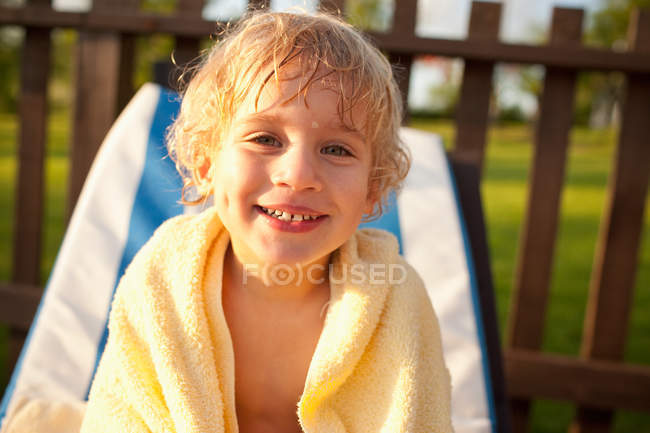 Молодий хлопчик з мокрим волоссям і рушником — стокове фото