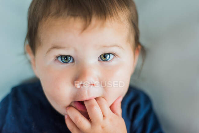 Criança com os dedos na boca — Fotografia de Stock