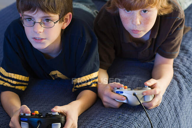 Два мальчика играют в видеоигру — стоковое фото