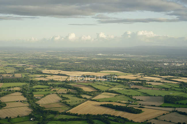 Anflug auf Manchester aus der Luft, Manchester, Lancashire, UK — Stockfoto