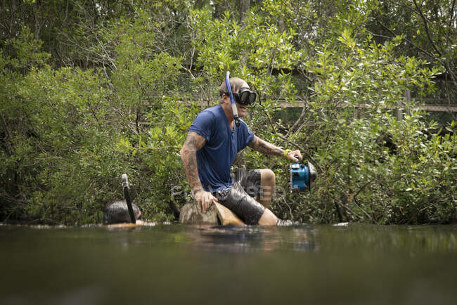 Amis plongée avec tuba dans le lac, Niceville, Floride, États-Unis — Photo de stock