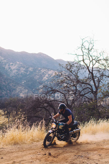 Mann fährt Motorrad, Mammutbaum-Nationalpark, Kalifornien, Vereinigte Staaten — Stockfoto