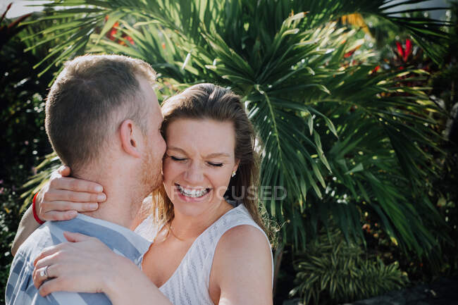 Couple s'amuser, embrasser, à l'extérieur — Photo de stock