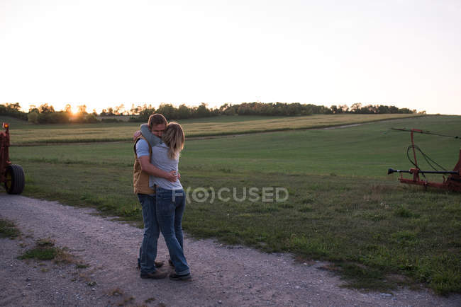 Couple à la ferme, embrassant — Photo de stock