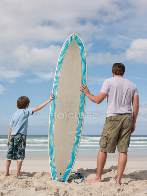Vater und Sohn mit Surfbrett — Stockfoto