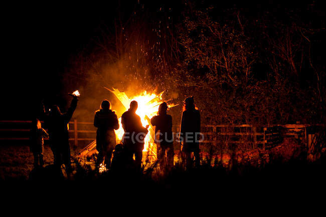 Menschen am Lagerfeuer — Stockfoto