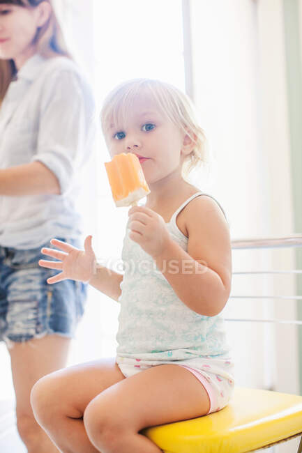 Menina comendo gelo lanoso — Fotografia de Stock