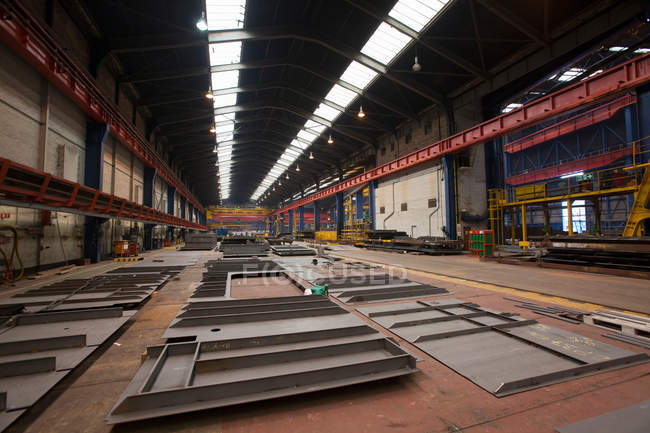 Pièces en acier en entrepôt au chantier naval, à l'intérieur — Photo de stock