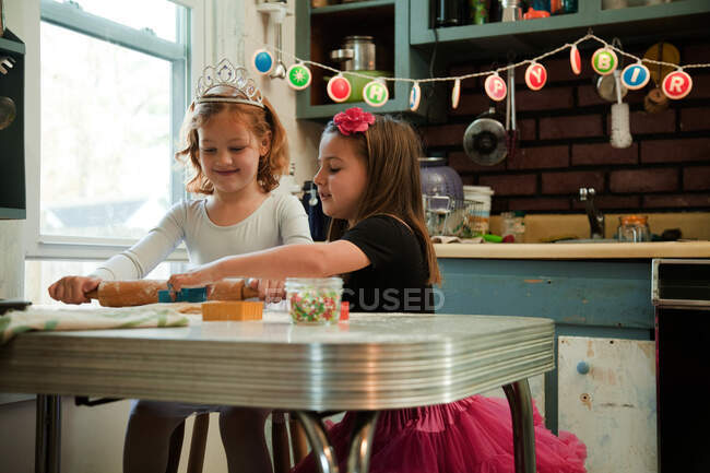 Meninas na cozinha assar biscoitos — Fotografia de Stock