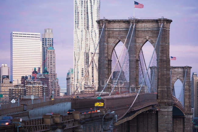 View of Brooklyn Bridge and city skyline — Stock Photo