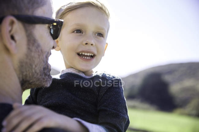 Батько і син насолоджуючись день на відкритому повітрі — стокове фото