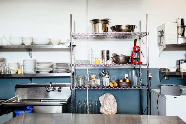 Tidy and clean industrial kitchen — Stock Photo