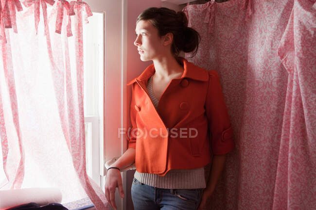 Ragazza adolescente guardando fuori dalla finestra del bagno — Foto stock