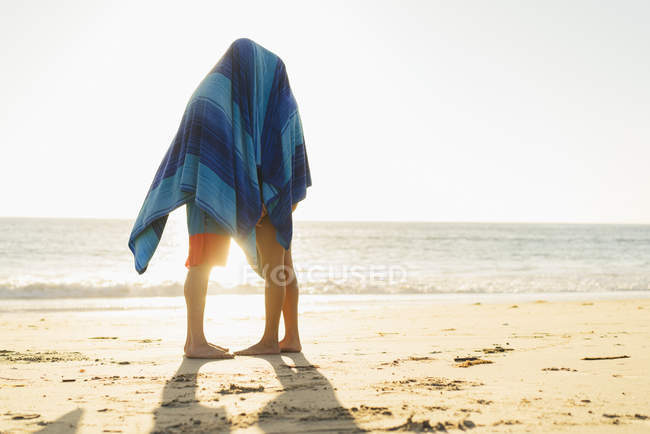 Пара ховається під ковдру на Ньюпорт Біч, Каліфорнія, США — стокове фото