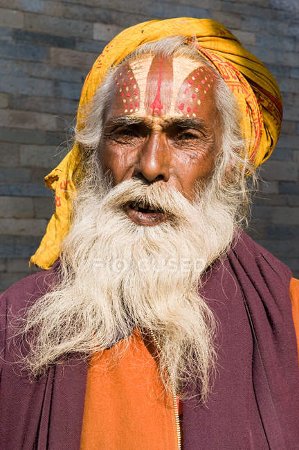 Retrato de hindu sadhu ao ar livre — Fotografia de Stock