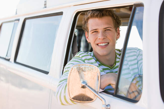 Молодой человек в фургоне — стоковое фото