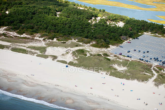 Autos parken an der Küste, Newport County, Rhode Island, Vereinigte Staaten — Stockfoto