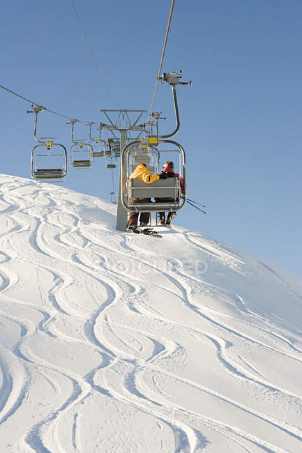 Two people on a ski lift — Stock Photo