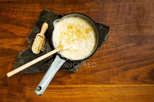 Visão de alto ângulo do fondue de queijo definido na mesa de madeira rústica — Fotografia de Stock
