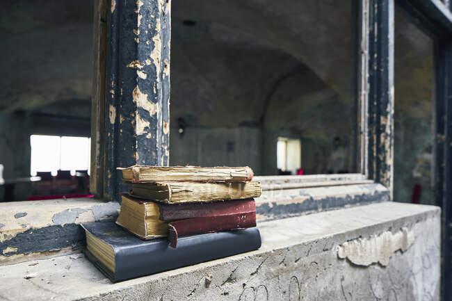 Old books on dilapidated window ledge, Tenby, Pembrokeshire, Wales — Stock Photo