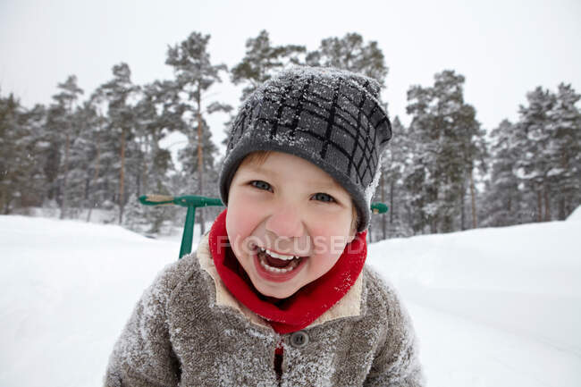 Счастливый мальчик в снегу — стоковое фото