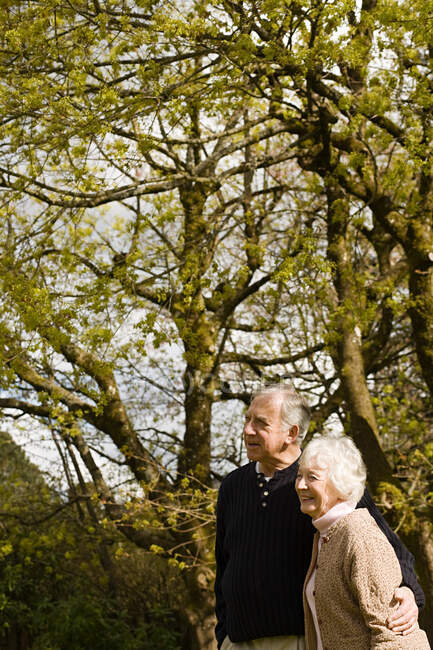 Seniorenpaar steht im Garten — Stockfoto