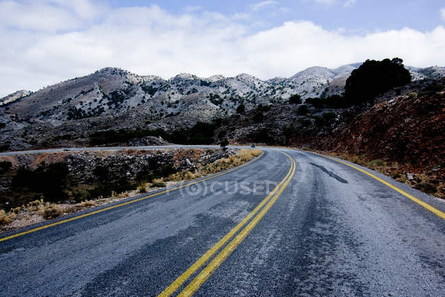 Route à travers les montagnes — Photo de stock