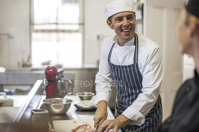 Cidade do Cabo, África do Sul, chef trabalhando na cozinha — Fotografia de Stock