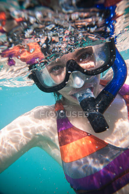 Woman wearing snorkel in ocean — Stock Photo