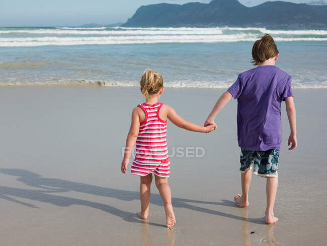Brother and sister by the sea — Stock Photo