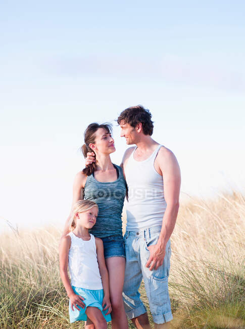 Семья вместе на пляже — стоковое фото