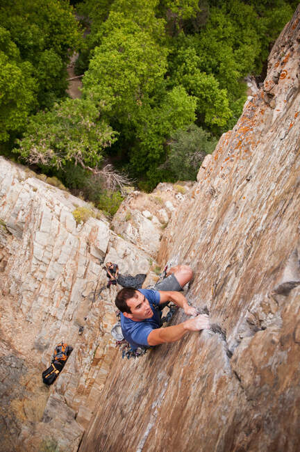 Bergsteiger erklimmt Felssturz — Stockfoto