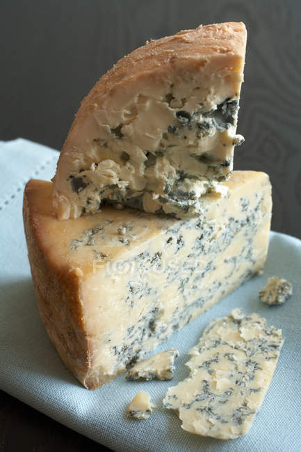 Голубой сыр на салфетке, крупным планом — стоковое фото