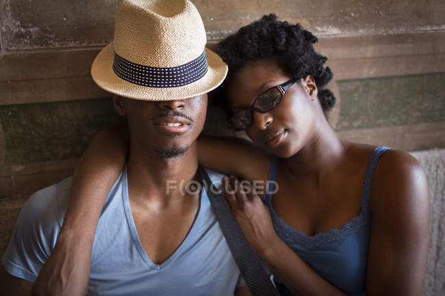 Young couple with eyes closed in Bethesda Terrace arcade, Central Park, New York City, USA — Stock Photo