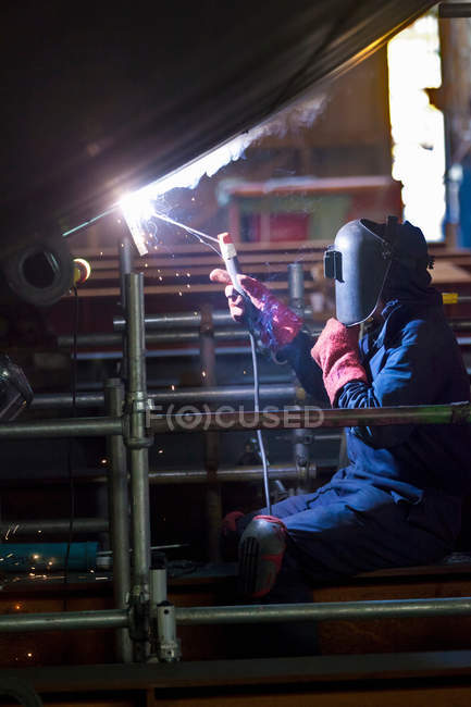 Vue latérale du soudeur au travail dans le chantier naval — Photo de stock