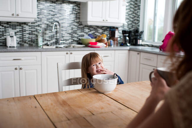 Mother and daughter having breakfast — Stock Photo