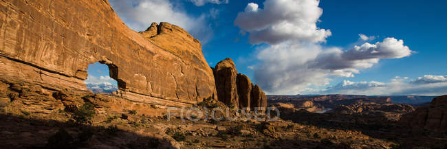 Вид на арку джипа в скале пустыни с облачным небом — стоковое фото