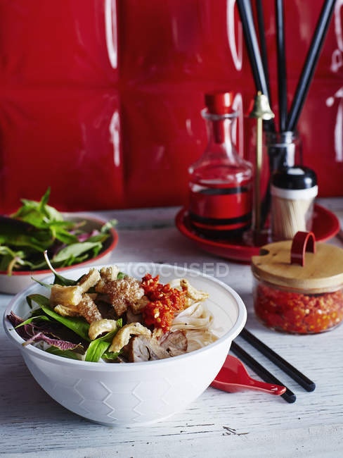 Portion de plat vietnamien avec sauce à l'ail au piment — Photo de stock