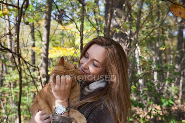 Frau streichelt Katze — Stockfoto