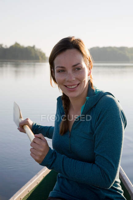 Woman canoeing in morning light — Stock Photo