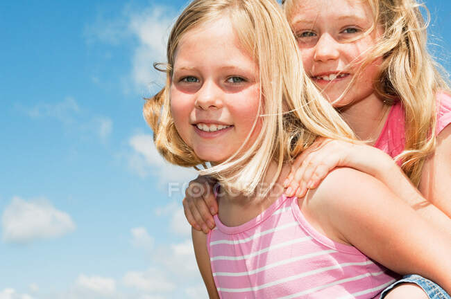 Zwei blondhaarige Mädchen aus nächster Nähe — Stockfoto
