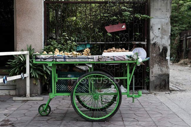 Grüne Karre geparkt in market, bangkok, thailand — Stockfoto